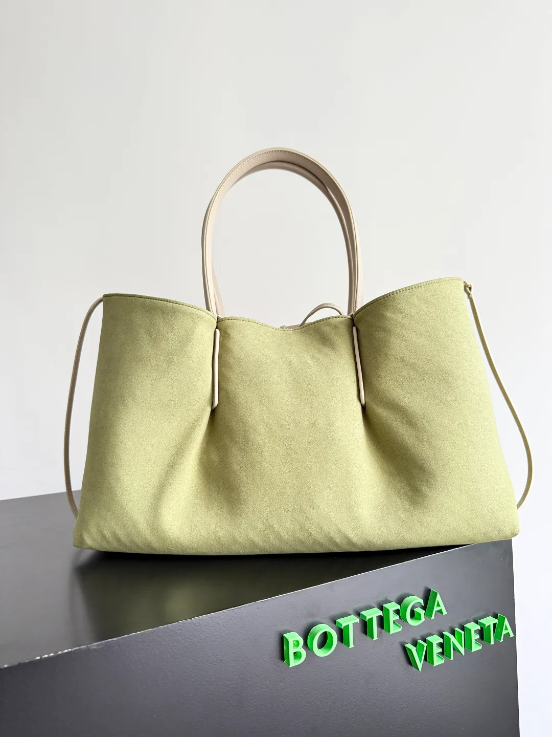 Batch 2660 Bottega Veneta 2025 new product PINACOTECA bag, iconic weaving process, skillfully crafted with 10mm Intrecciato process and equipped with suede lining. Four small strips of leather add character to the design and make the bag more stable. Relaxed yet sophisticated, casual yet refined, suede lining and double-sided design, suitable for shoulder and hand carry. The four straps can be adjusted into different shapes. One pack can be switched between two uses, easily integrating into your daily rhythm. Style number: 817166 Size: 43*23*17.5cm